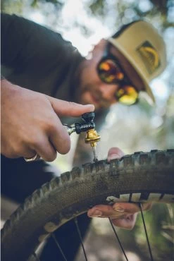 Lezyne Tubeless CO2 Blaster Inkl. Zwei CO2 Kartuschen -Fahrradladen CO2 Blaster 2019 04 15 Lezyne 407 1800x1800dWrUJIMlX9t4o