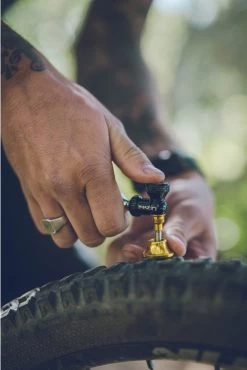 Lezyne Tubeless CO2 Blaster Inkl. Zwei CO2 Kartuschen -Fahrradladen CO2 Blaster 2019 04 15 Lezyne 429 1800x1800gcgzDHHCR0Bxx